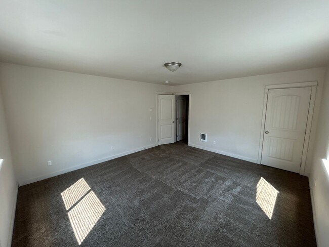 Building Photo - 2236 SW Reindeer Ave