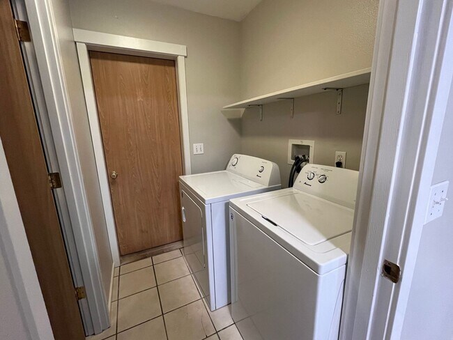 Building Photo - 3 Bed, 2 Bath Home- Fenced Back Yard!