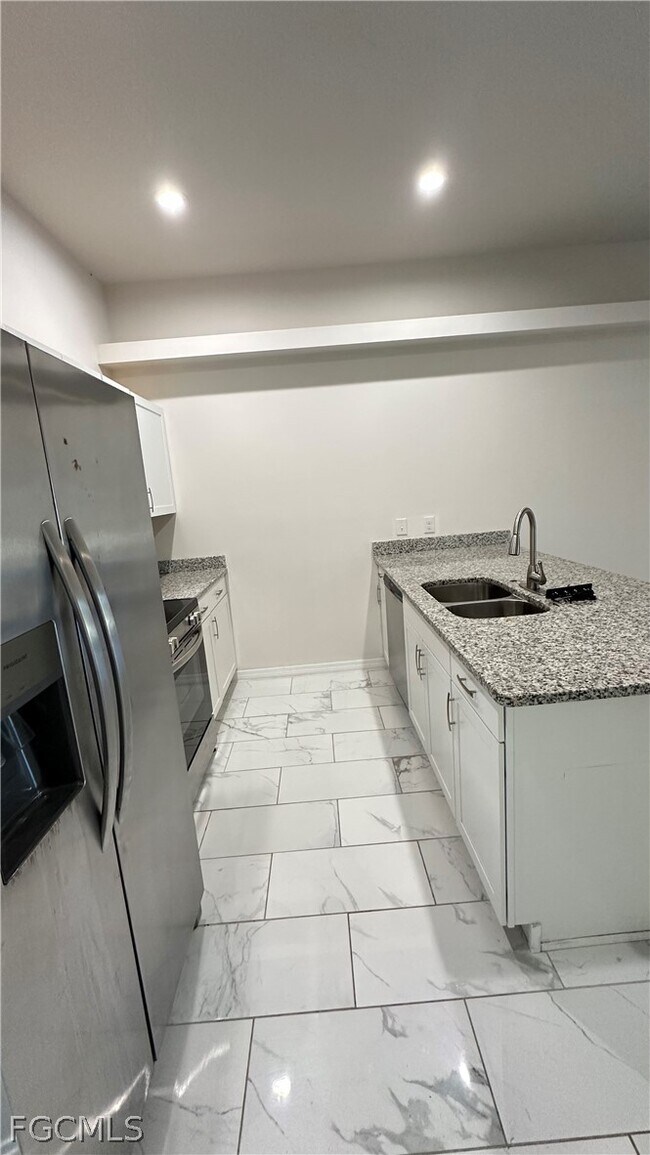 Building Photo - 3303 SW 15th Pl