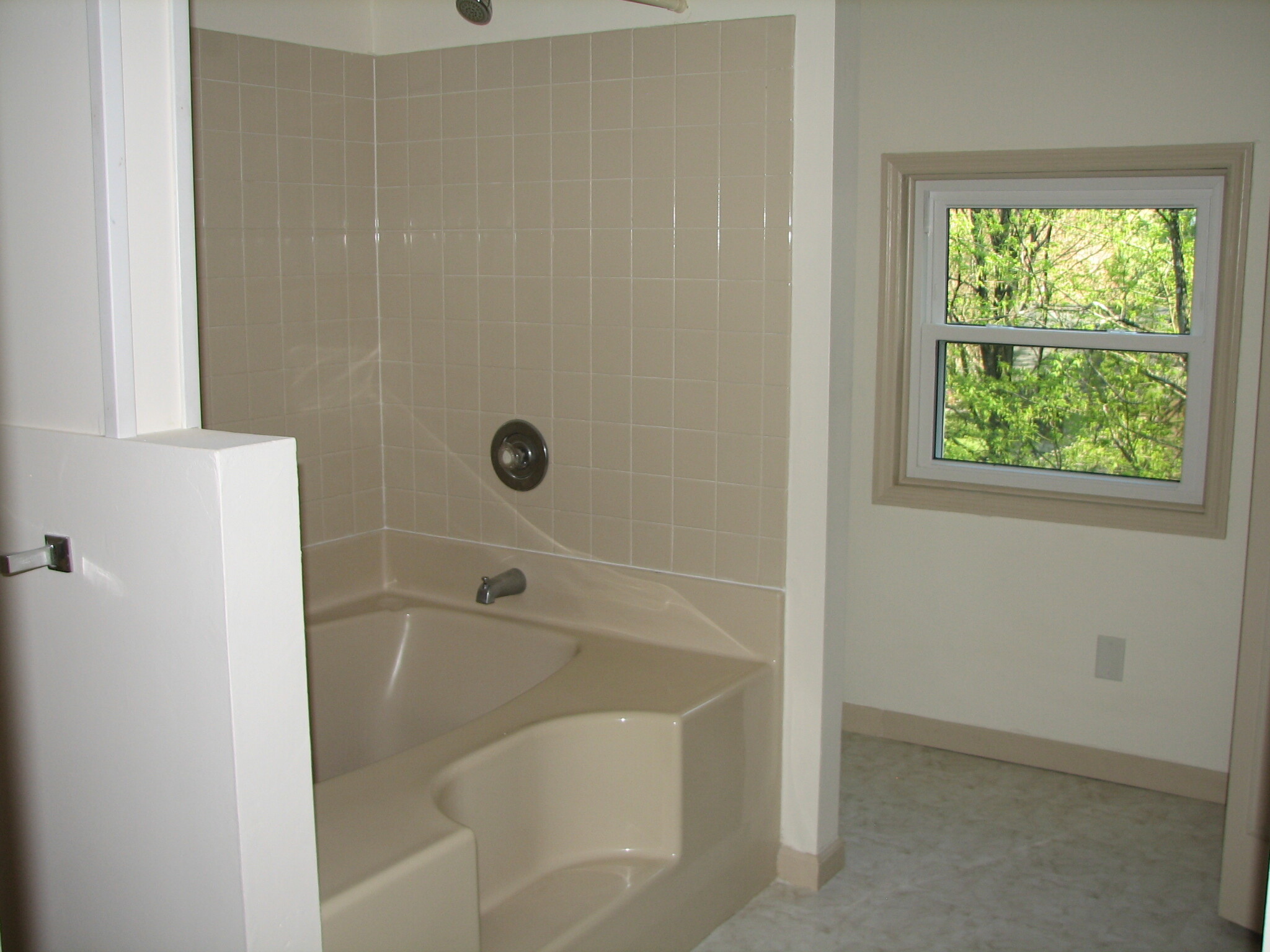 garden tub in master suite - 14 Smile Ave