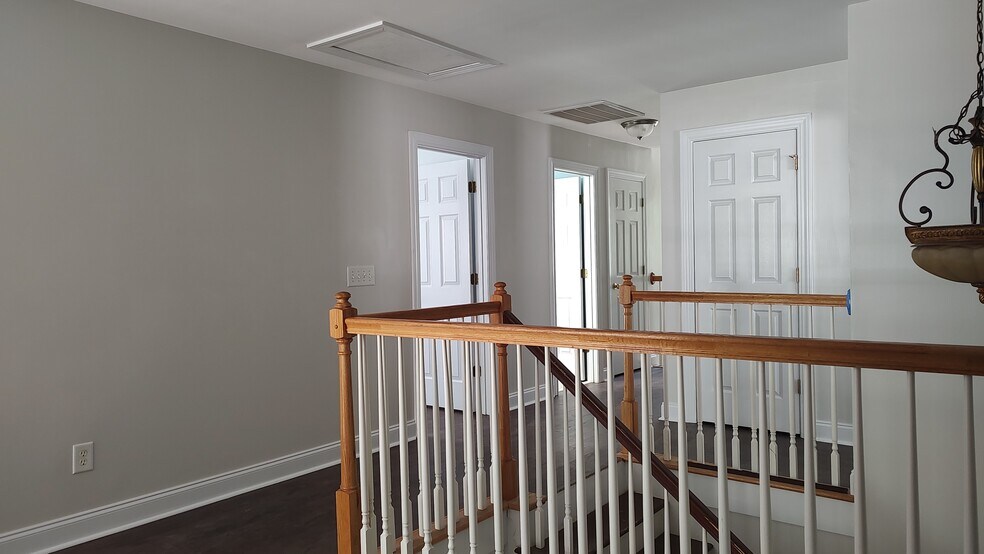 Building Photo - 1715 Cranbrook Dr