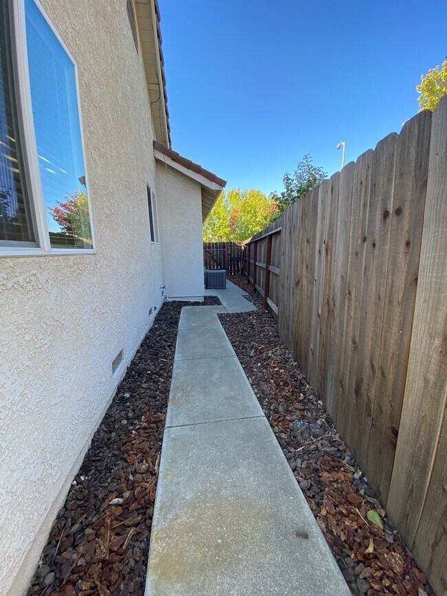 Building Photo - Vacaville 3bed/2bath home! Open floor plan...