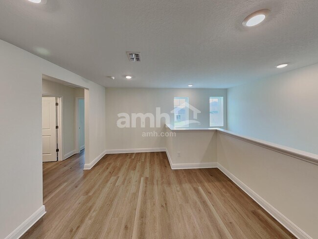 Building Photo - 5962 Pinewood Ests Dr