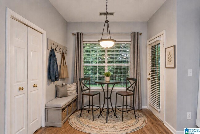 Building Photo - 560 Summit Cir