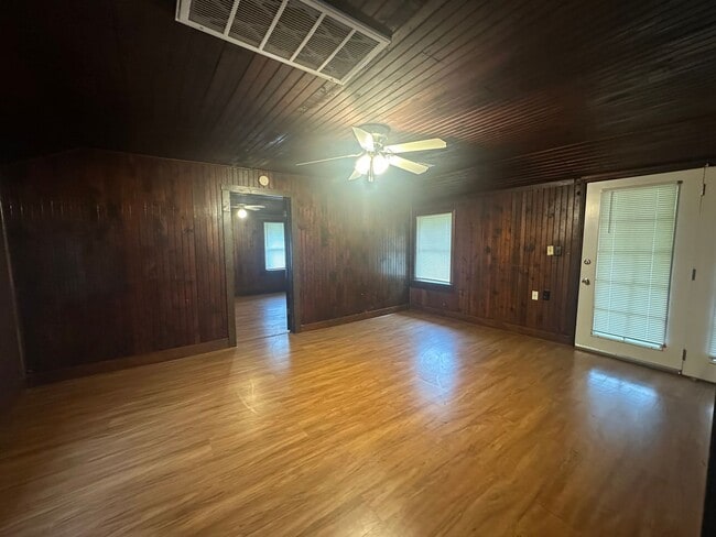 Building Photo - 4 Bed, 2 Bath, 2 dInng, 2 Living