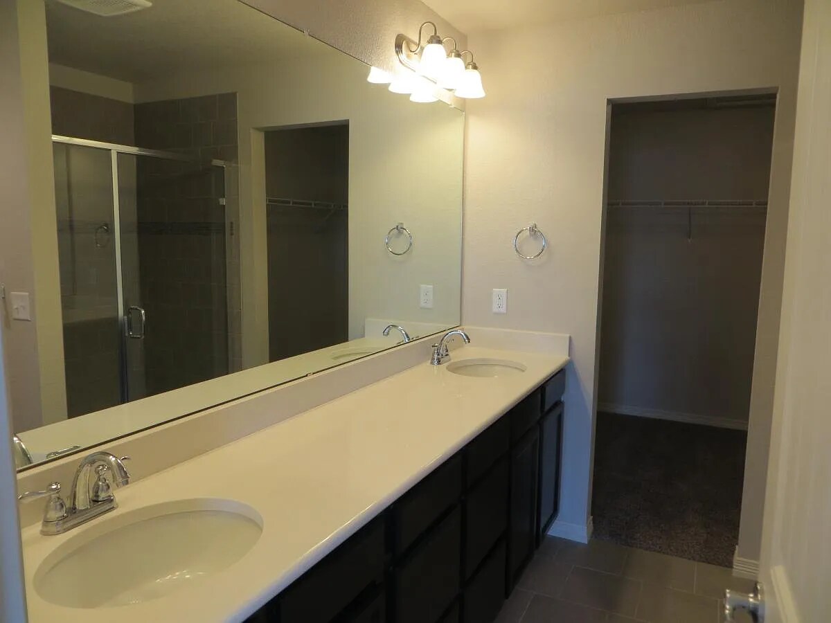Master Bath - 3860 Manhattan Avenue