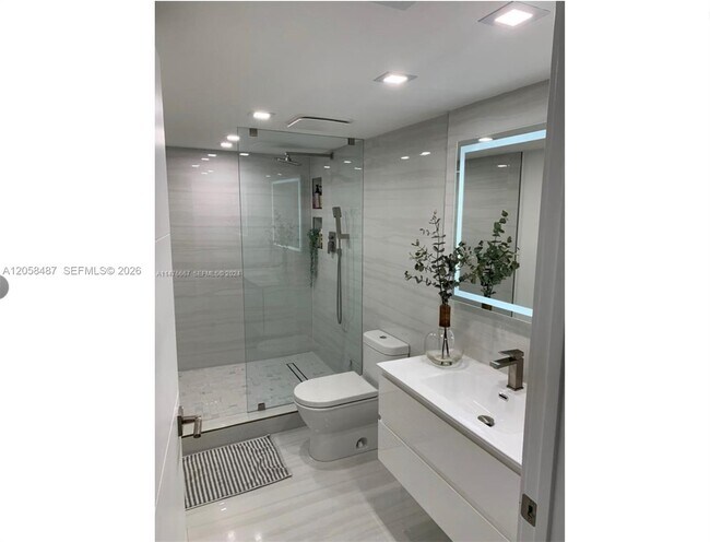 Building Photo - 2555 Collins Ave