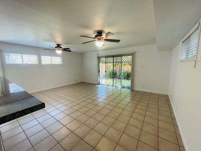 Building Photo - 2/1 rear unit in Land Park