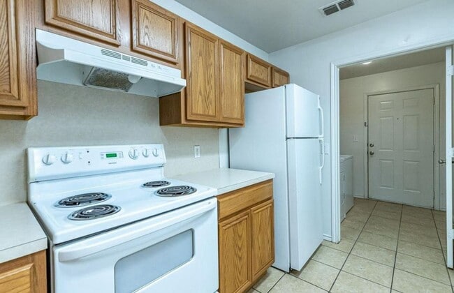 Building Photo - Private 3 Bedroom 3 Bath