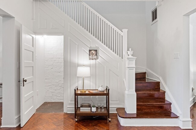 Building Photo - Gorgeous, Spacious 4BR with Updated Kitche...