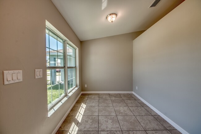 Building Photo - 3018-3020 SW 15th Pl