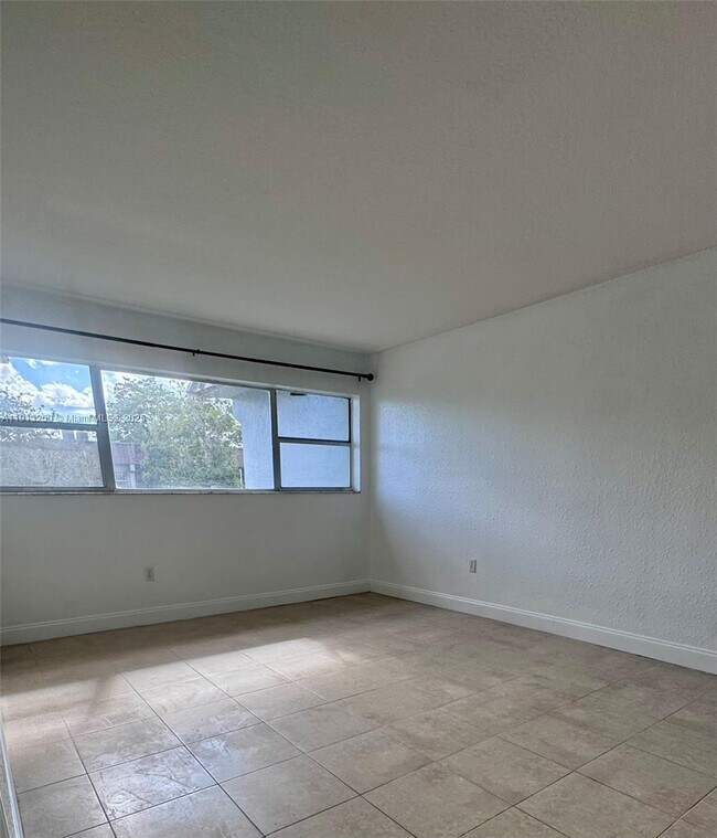 Building Photo - 7320 NW 85th Ct