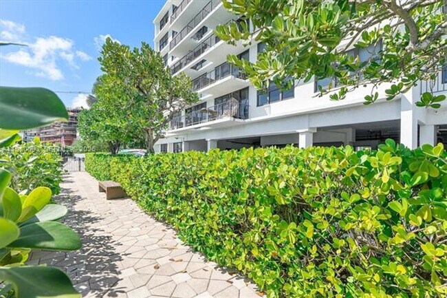 Building Photo - 10101 E Bay Harbor Dr