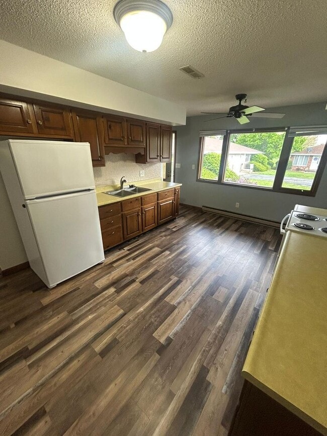 Building Photo - Updated 2BR, 1BA Brick Unit with Garage in...