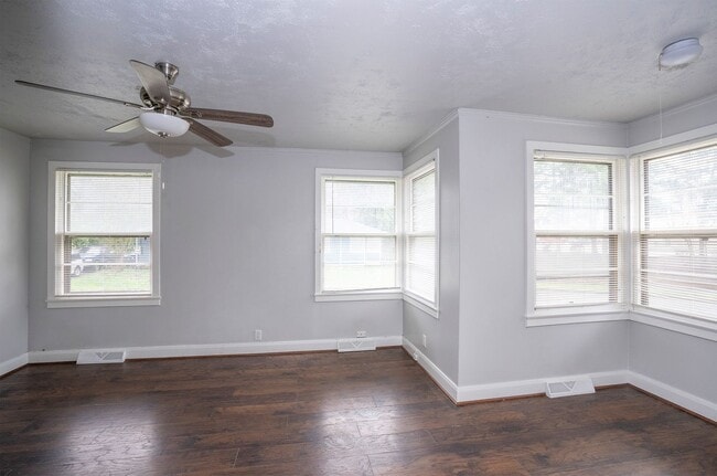 Building Photo - Comfortable 2-Bedroom Home on Large Fenced Corner Lot