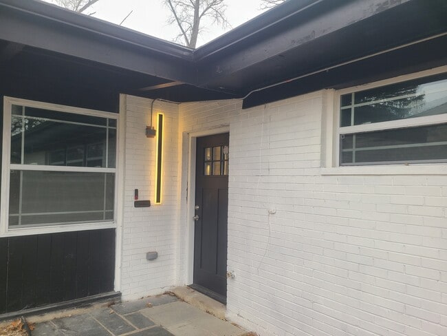 Building Photo - 336 Oakwood St