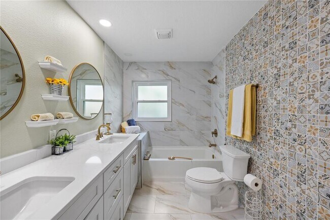 Building Photo - 2344 Woodcrest Dr