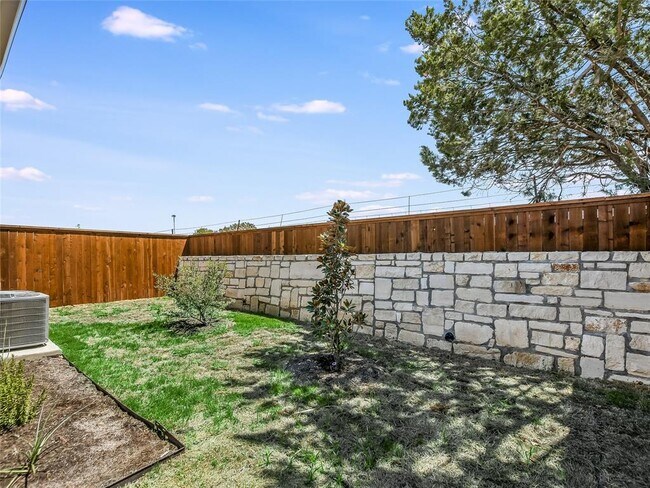 Building Photo - 412 Parkline Dr