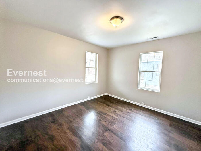 Building Photo - 318 Oregon St