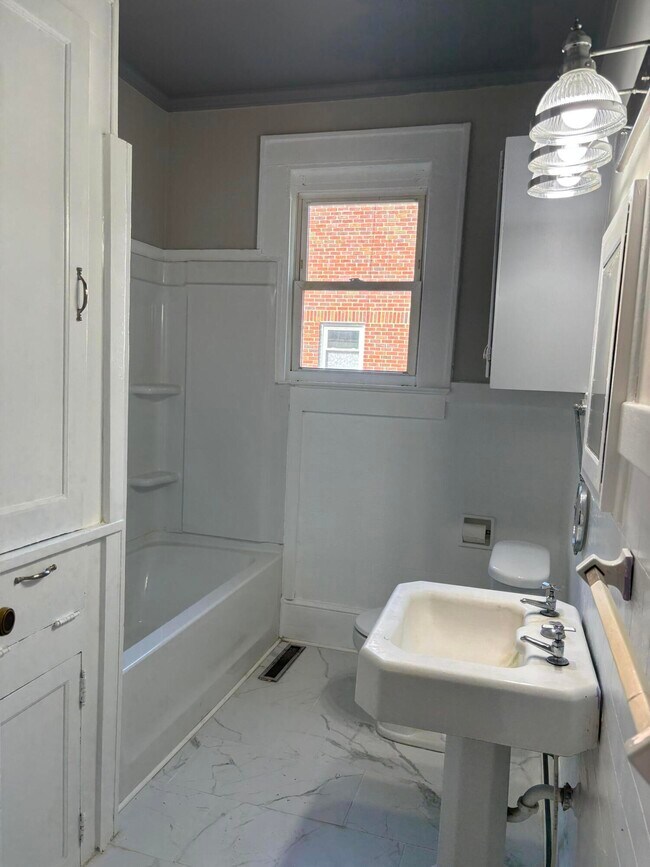 Building Photo - 41 W Charlotte Ave