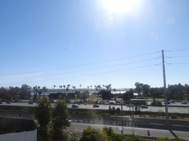 Building Photo - Lovely 2 bed 2bath with Stunning Views