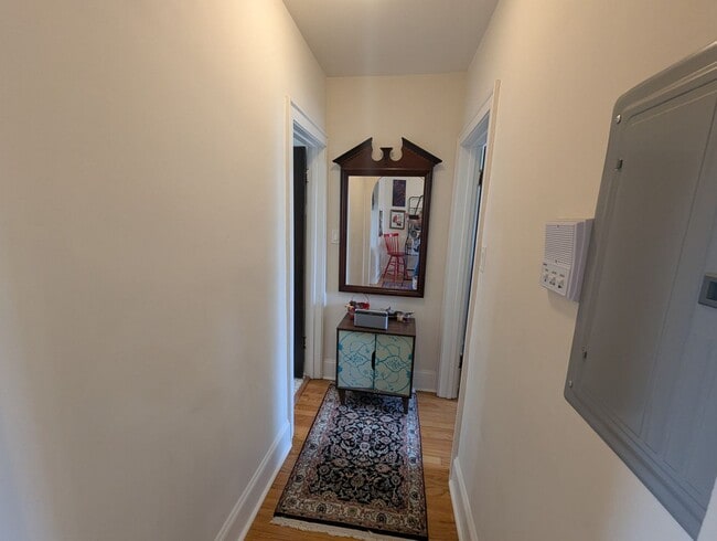 Building Photo - Newly Renovated 1 Bedroom in Rogers Park/L...