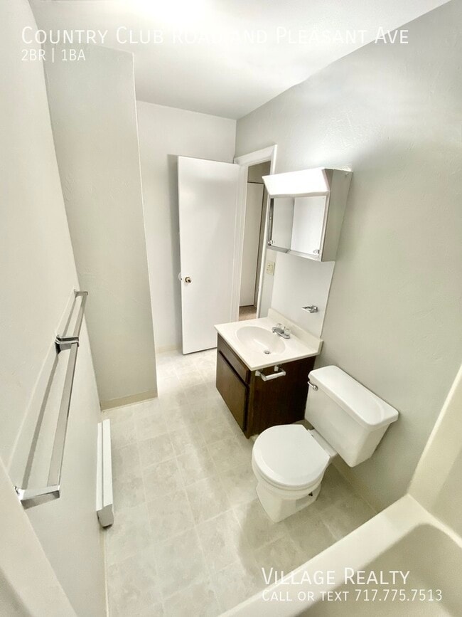 Building Photo - 609 Country Club Rd