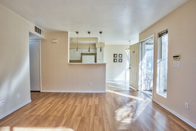 Building Photo - 2 Bed, 2 Bath Beautiful condo available now!