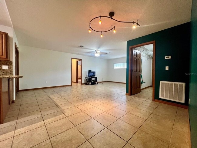 Building Photo - 1156 S Carpenter Ave