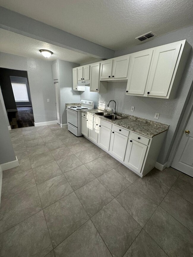 Building Photo - Fully Renovated 3/2 Single Family House Av...