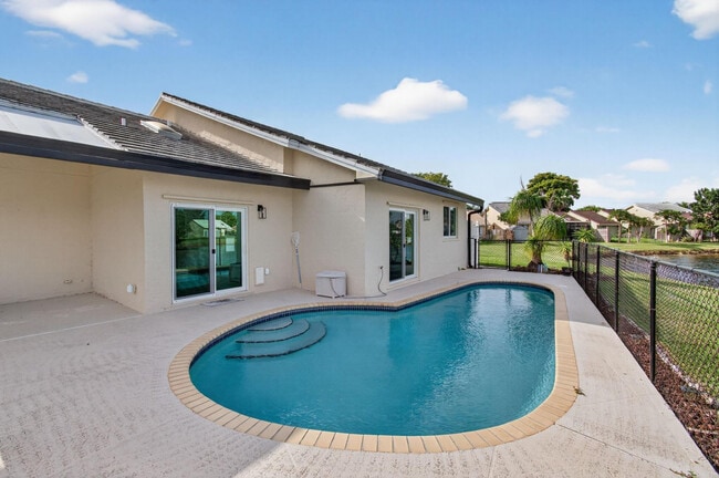 Building Photo - 6425 96th Pl S