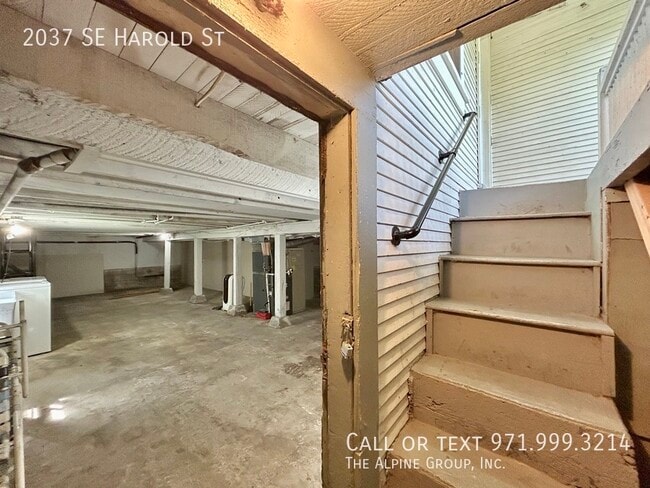 Building Photo - 2037 SE Harold St
