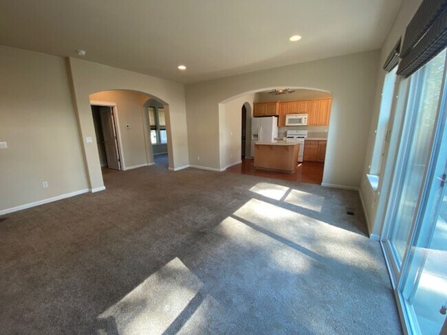 Building Photo - Large home SW Bend
