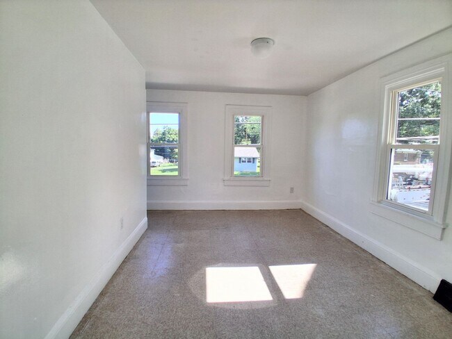 Building Photo - 598-598 E Commerce St