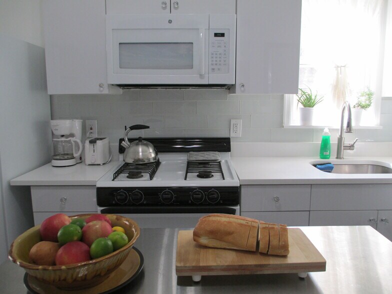 Building Photo - 855 Pavonia Ave