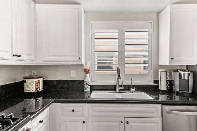 Building Photo - 2748 Carlsbad Blvd