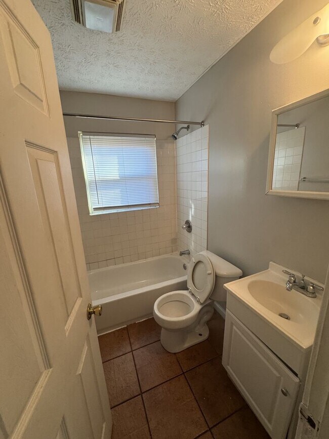 Building Photo - 321 W Norman Ave