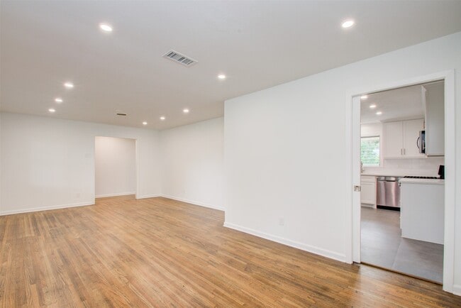 Building Photo - 8939 Rockhurst Dr