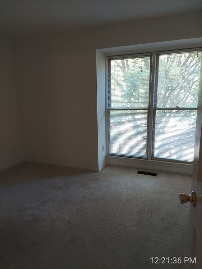 Building Photo - Spacious And Sun-Filled 3 Bedroom 2.5 Bath...