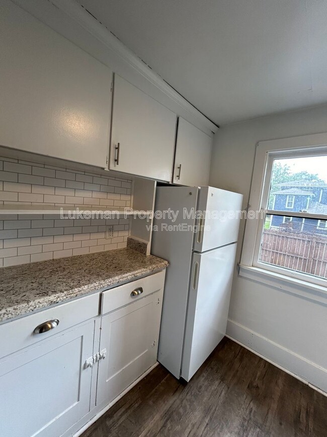 Building Photo - 515 Village St