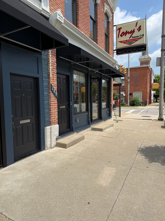Primary Photo - 129 E Lincoln Ave