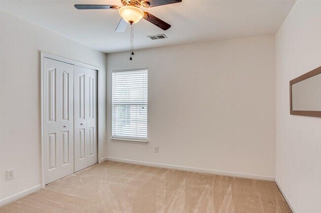 Building Photo - Charming 3 bedroom, 2.5 bath home located in the Lismore Park community.