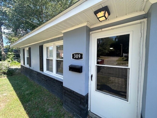Building Photo - EBattle305-307-309