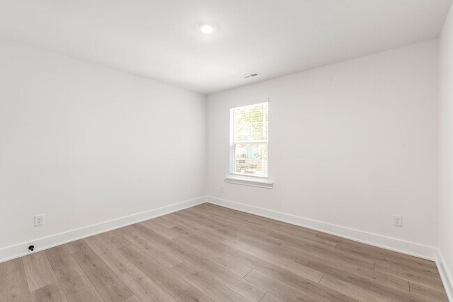 Building Photo - Bright & Modern New Construction Townhome