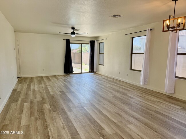 Building Photo - 2358 E Peach Tree Dr