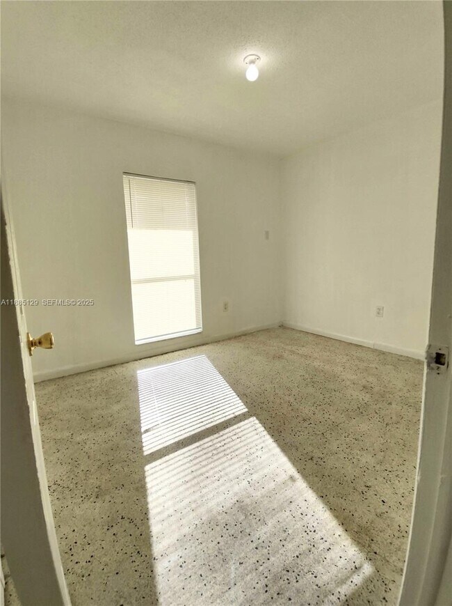 Building Photo - 921 SW 7th St