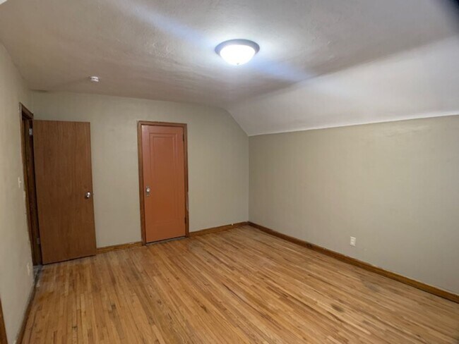 Building Photo - 1130 6th St E