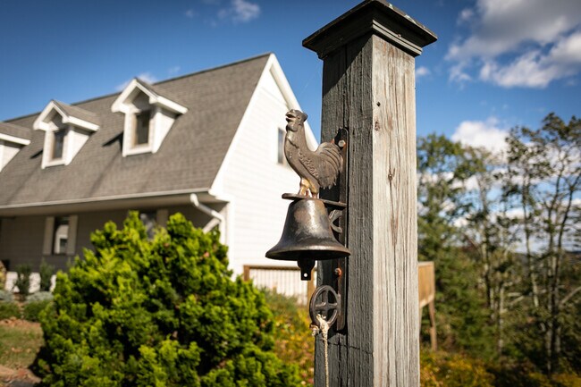 Building Photo - 5156 Mineral Springs Mountain Ave