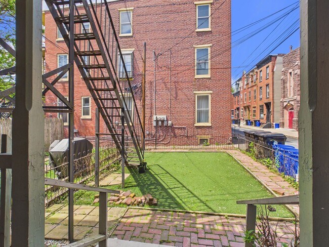 Building Photo - 242 Harris St