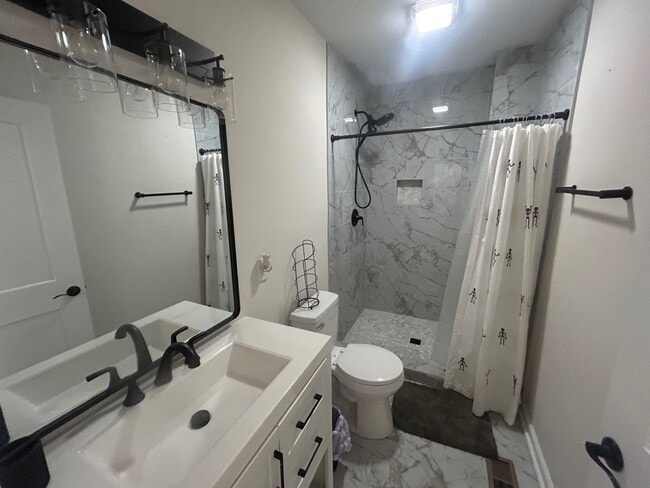 Building Photo - 827 Silver St